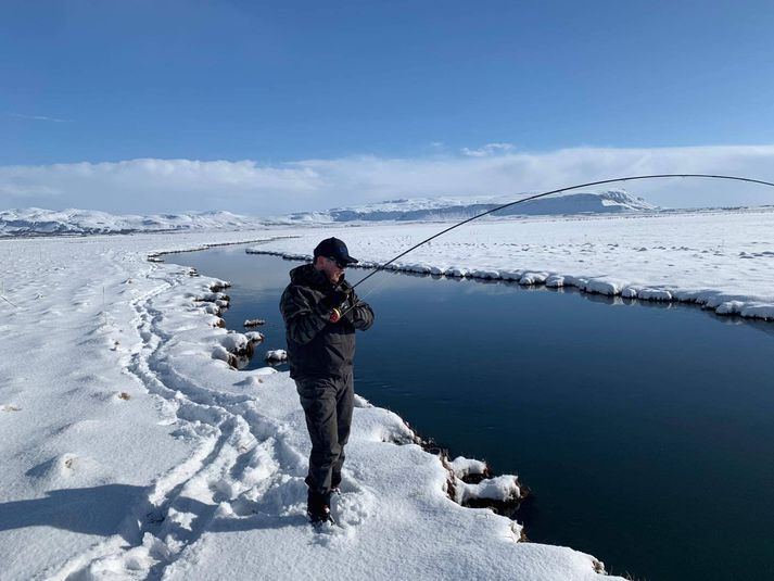 Það var kuldalegt við Varmá á fyrsta veiðidegi 2019 en veiðni var samt fín.