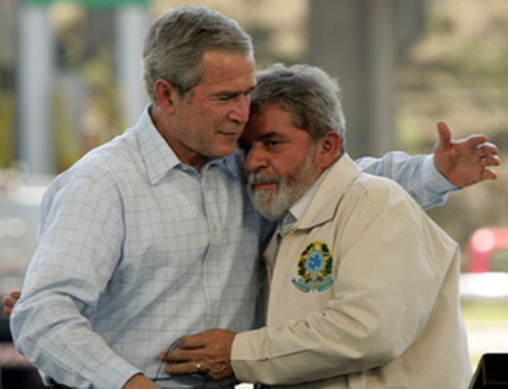 Bush sést hér faðma forseta Brasilíu Lula da Silva.