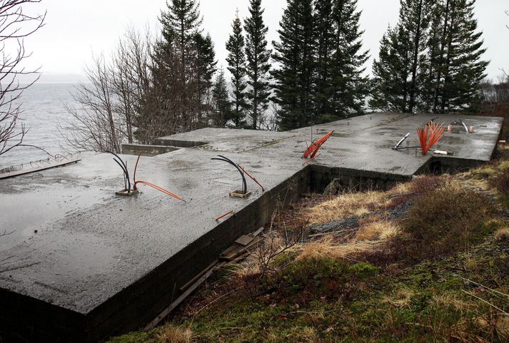 Steypti grunnurinn sem kom í stað eldri sumarbústaðar við Þingvallavatn. Hjónin Bogi Pálsson og Sólveig Dóra Magnúsdóttir fengu 70 milljóna króna kauptilboð frá Gísla Haukssyni í GAMMA.