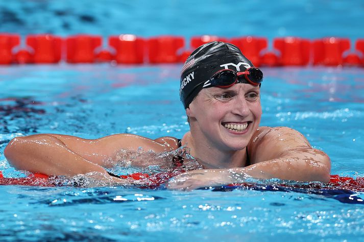 Katie Ledecky brosir eftir sigur sinn í gær en það var enn langt í hinar sundkonurnar í úrslitasundinu.