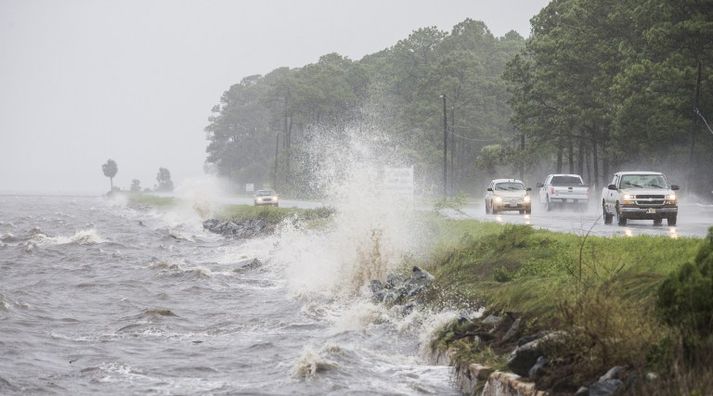 Borgaryfirvöld í höfuðborginni Tallahassee áætla að um 70 þúsund heimili séu nú án rafmagns.