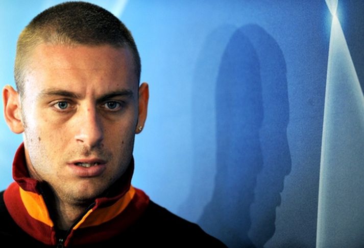 Daniele De Rossi ræðir við fjölmiðlamenn í gær.