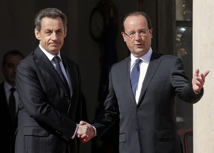 Sarkozy kveður, Hollande tekur við Nicolas Sarkozy og François Hollande tókust í hendur fyrir utan Elysee-höllina í París.Fréttablaðið/AP