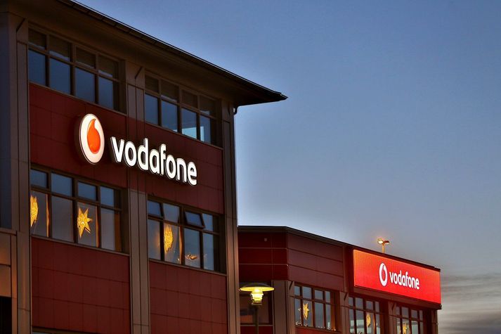 Talið er að Vodafone brjóti gegn dreifingarsamningi við Símann og miðli sjónvarpsefni SkjásEins með óleyfilegum hætti til viðskiptavina sinna.