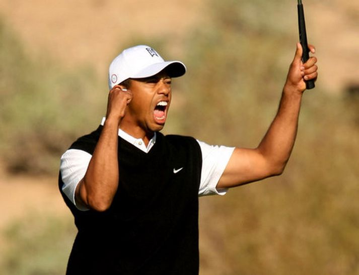 Tiger Woods fagnar á mótinu í gær.