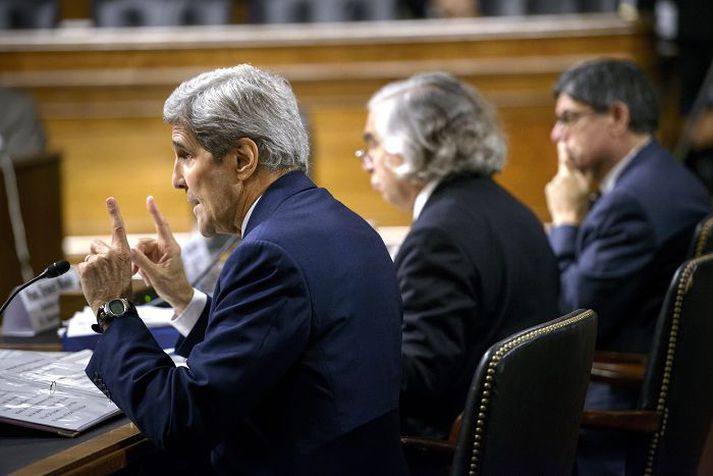 John Kerry (til vinstri) varði samning stórvelda heimsins við Írana fyrir öldungadeild Bandaríkjaþings í gær. Honum til halds og trausts voru Ernest Moniz (í miðjunni) orkumálaráðherra og Jacob Lew (til hægri) fjármálaráðherra.