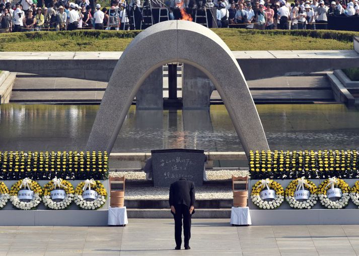 Shinzo Abe, forsætisráðherra Japans, við minnisvarðann í Hírósíma fyrr í dag.