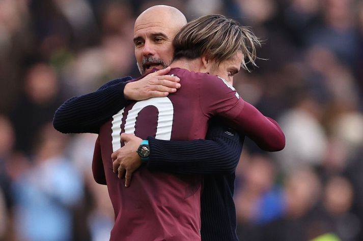 Pep Guardiola faðmar Jack Grealish eftir að hann fór meiddur af velli 20. október. Grealish hefur ekki spilað síðan.