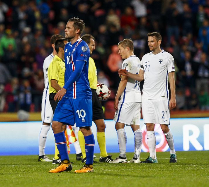 Gylfi Þór Sigurðsson var að vonum sár og svekktur þegar hann gekk af velli eftir 1-0 tap íslenska landsliðsins gegn því finnska á laugardaginn. Ísland þarf núna nauðsynlega að vinna Úkraínu.