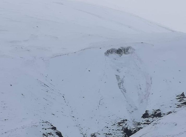 Snjórinn er byrjaður að setjast í fjöll víða um land.