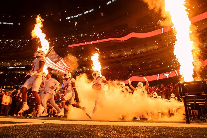 Leikmenn Texas Longhorns liðsins hlaupa inn á völlinn fyrir leikinn um Sykurskálina.