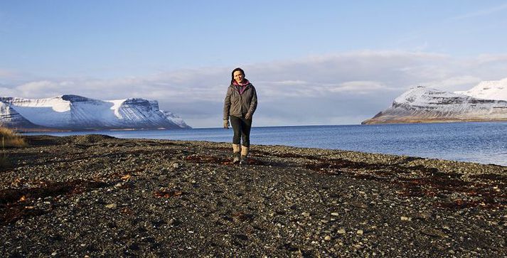 Kristínu þykir afar vænt um heimabæ sinn, Þingeyri, og segir bæinn ekkert hafa með ofbeldið að gera heldur kalli gerendur óhamingjuna yfir.