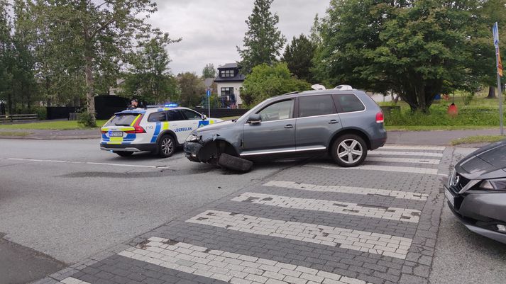 Bíllinn var illa skemmdur eftir áreksturinn. Að sögn vitna reyndi bílstjórinn að flýja vettvang með þeim afleiðingum að framdekk losnaði undan bílnum.