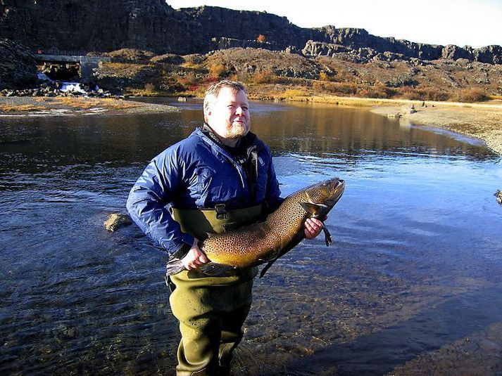 Össur Skarphéðinsson með 22 punda urriða sem hann veiddi í Öxará um árið.