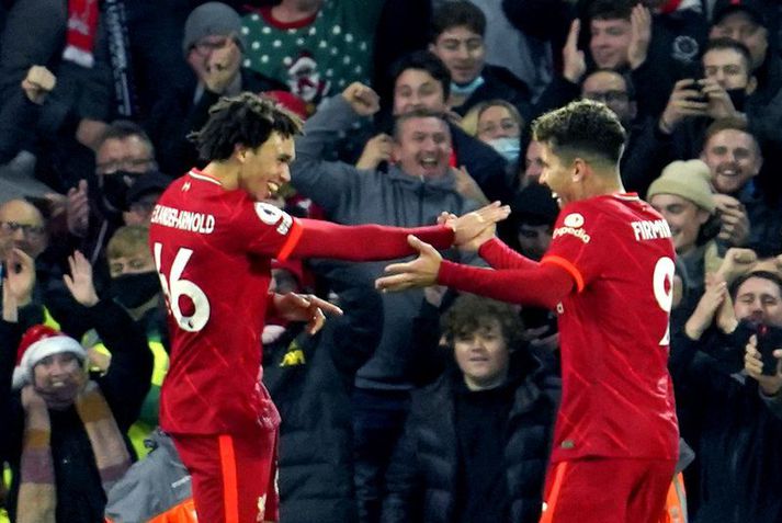 Trent Alexander-Arnold fagnar markinu sínu með Roberto Firmino á Anfield í gær.