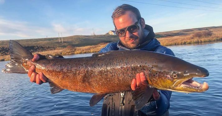 Björn Hlynur með einn af löxunum sem hann veidii í gær við lokun Eystri Rangár