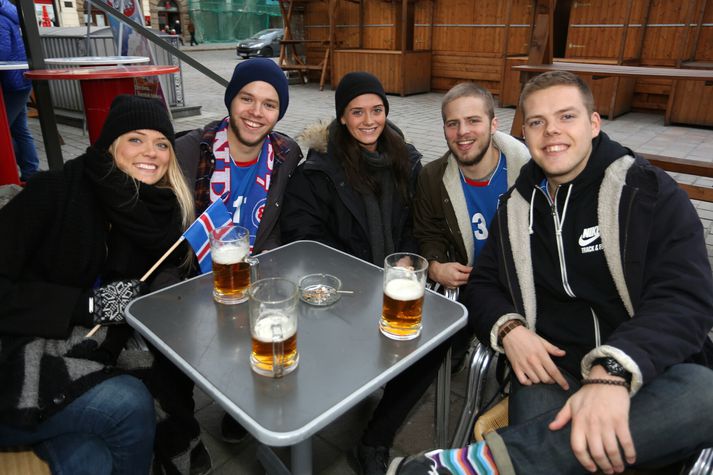 Frá vinstri eru Anja Rún Egilsdóttir, Elvar Hansson, Sandra Árnadóttir, Tómas Hrafn Ágústsson og Hjalti Már Ólafsson, einnig þekktur sem Hjallini. Þau fengu sér að sjálfsögðu Pilsner Urquell á torginu í miðbæ Plzen.