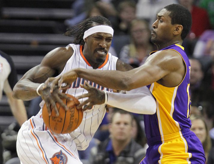 Gerald Wallace sækir að Ron Artest í leiknum í nótt.