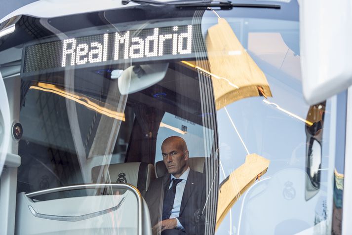 Rútur Real Madrid og Barcelona fara á sama tíma og frá sama hóteli í leikinn. Hér er Zinedine Zidane  í rútu Real Madrid.