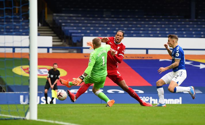 Jordan Pickford brýtur á Virgil van Dijk í leik Everton og Liverpool í ensku úrvalsdeildinni í október 2020. Atvikið var mjög umdeilt en enski landsliðsmarkvörðurinn slapp við refsingu fyrir brotið. Van Dijk sleit hins vegar krossband í hné og var frá út tímabilið.