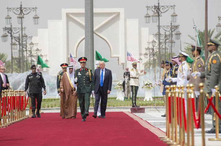 Salman bin Abdul Aziz al-Saud, konungur Sádi-Arabíu (t.v.) og Donald Trump, Bandaríkjaforseti (t.h.) við fyrstu heimsókn þess síðarnefnda til Sádi-Arabíu.