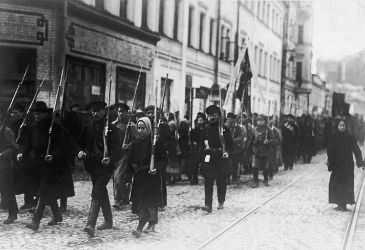 Vopnaður almenningur í febrúarbyltingunni 1917.