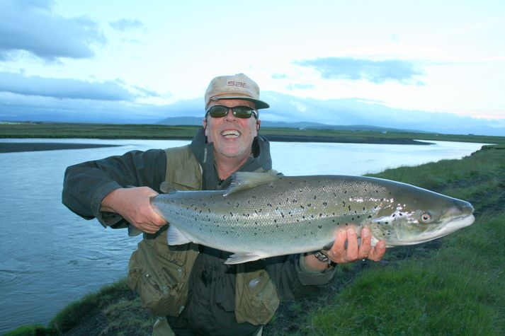 Hjálmar Árnason með 16 punda lax sem fór í klakkistuna við Rimahyl í Eystri - Rangá.