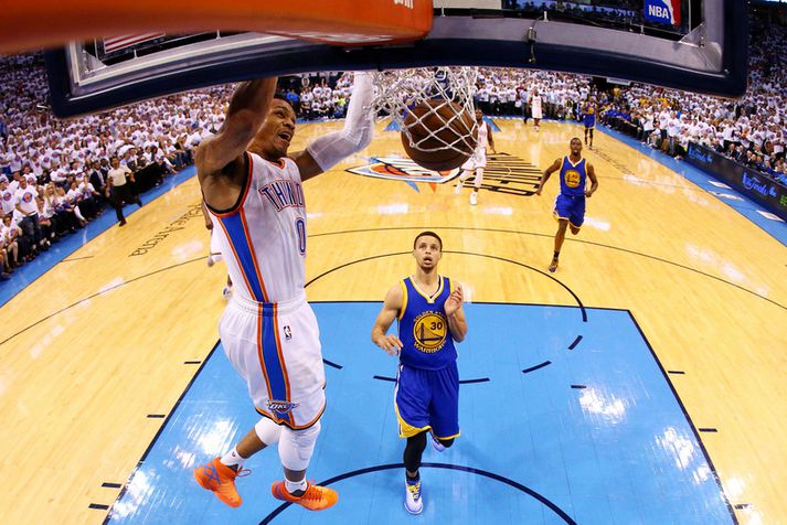 Russell Westbrook búinn að troða boltanum í körfuna án þess að Stephen Curry komi vörnum við.