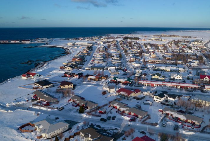 Eldurinn kviknaði í gömlu frystihúsi við bryggjuna um miðnætti i nótt.