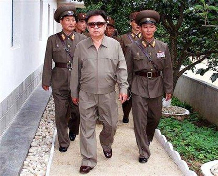 Kim Jong Il skoðar herfylki 851