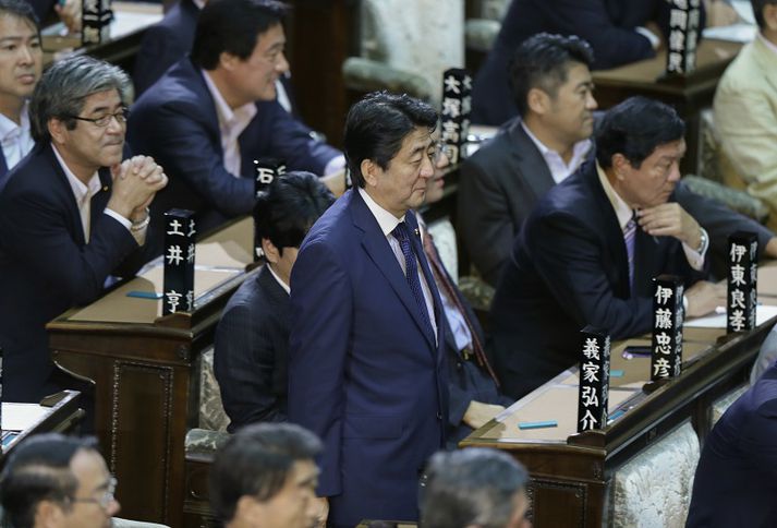 Shinzo Abe forsætisráðherra hafði mikið talað fyrir samþykkt frumvarpanna en stjórnarandstaðan gagnrýndi þau harðlega.