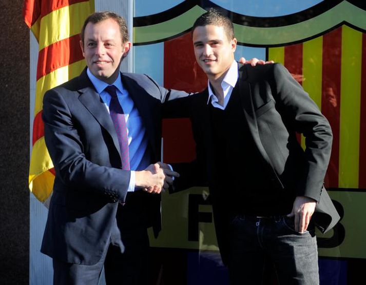 Sandro Rosell, forseti Barcelona, tekur í hönd Ibrahim Afellay.