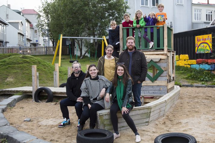 Hluti íbúa sem hlúa að garðinum, Curver Thoroddsen, Phoebe Jenkins, Ásta Olga Magnúsdóttir, Þórður Jónsson og Heather Millard. Á bak við þau standa  Jóhann Kári Kjartansson, Sigrún Lára Kjartansdóttir, Olga Aletta Roux, Valur Guðmundsson og Eva Stefánsdóttir.  mynd/Eyþór