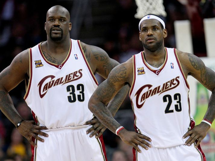 Shaquille O'Neal (33) og Lebron James (23).