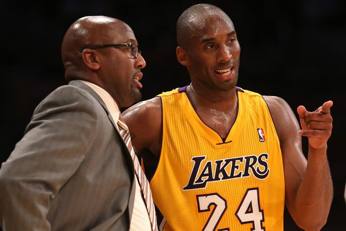 Kobe Bryant og Mike Brown.