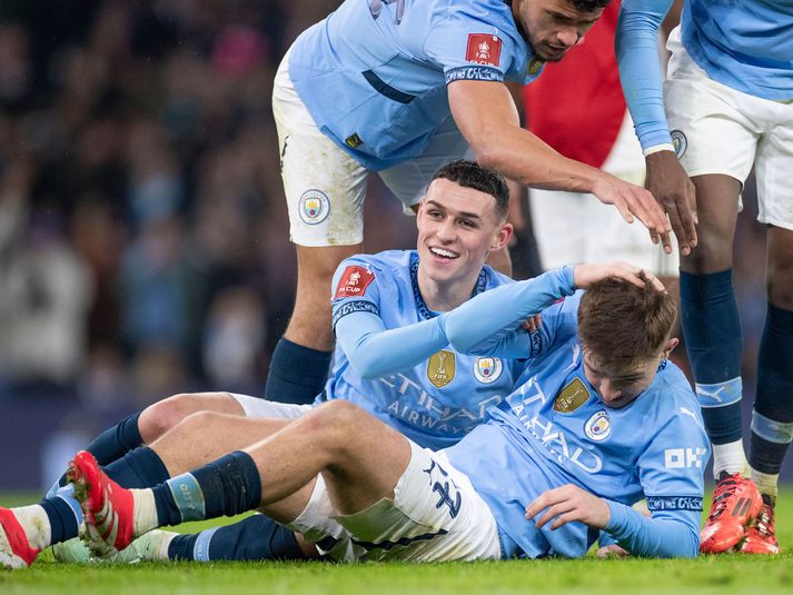 Enski landsliðsmaðurinn Phil Foden fagnar hér ásamt James McAtee eftir mark þess síðarnefnda gegn Salford City í FA-bikarnum.