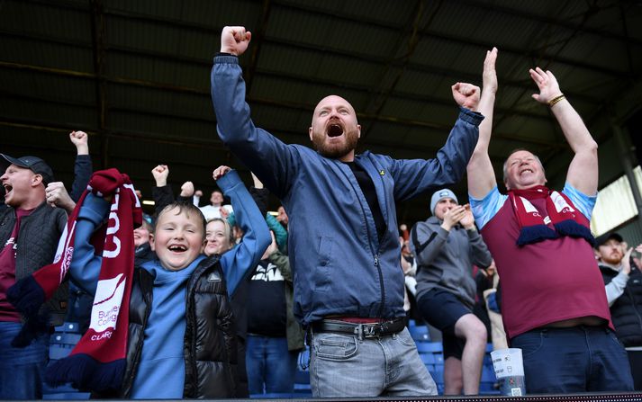 Stuðningsmenn Burnley gátu leyft sér að fagna á Turf Moor eftir sigurinn gegn Wolves í dag. 