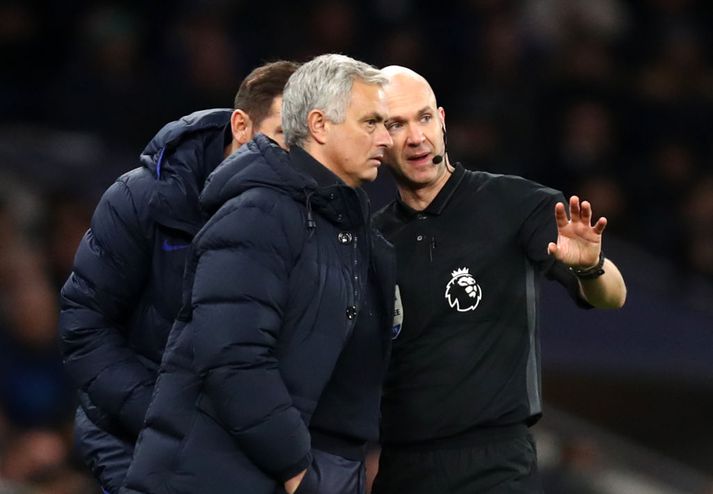 Mourinho ræðir við Anthony Taylor dómara.