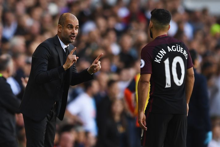 Guardiola reynir að gefa Aguero skipanir á hliðarlínunni fyrr í dag.