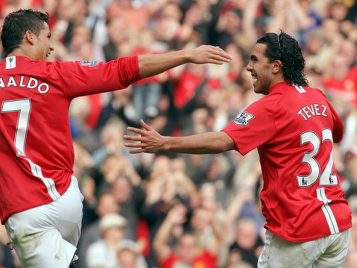 Cristiano Ronaldo og Carlos Tevez fagna marki með United.