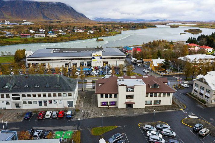 Maðurinn ók um Austurveg á Selfossi, bæði drukkinn og undir áhrifum kannabiss. Þar má finna Héraðsdóm Suðurlands, þar sem hann var dæmdur til greiðslu hárrar sektar.