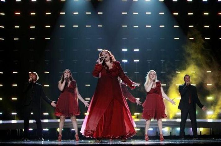 Mætt til leiks Eurovision-kjóll Heru Bjarkar eftir Birtu Björnsdóttur er rauður. Fyrsta æfing hópsins í Telenor-höllinni gekk vel. Mynd/Giel Domen