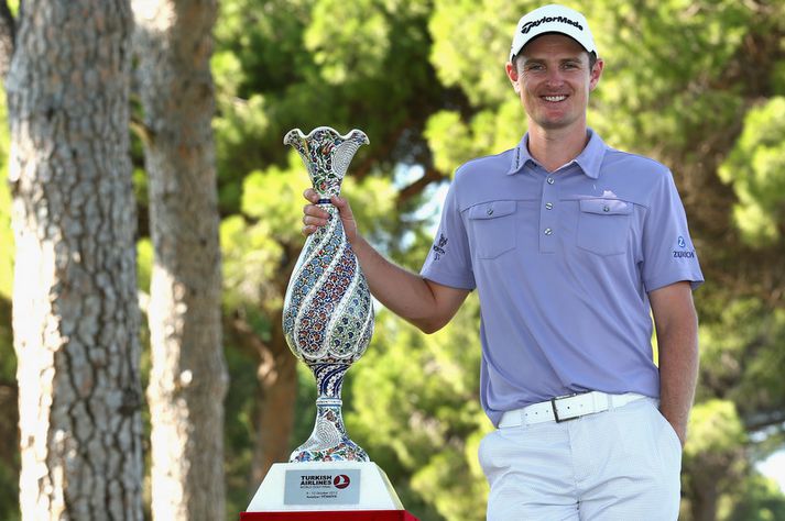 Justin Rose með bikarinn.