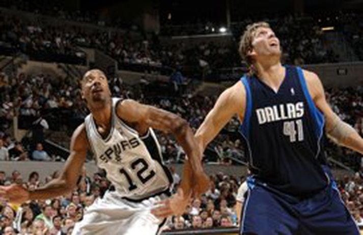 Hér eigast þeir við í leiknum í gær, Bruce Bowen og Dirk Nowitzki, en þeir eiga eftir að kljást mikið áður en úrslit liggja fyrir í einvígi San Antonio og Dallas