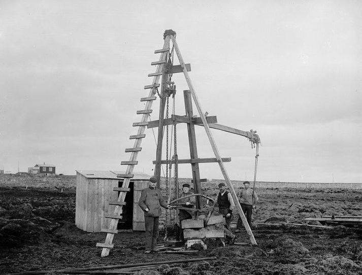 Gullgröftur Mynd frá árinu 1907 sem sýnir gulleitarmenn að störfum í mýrinni.