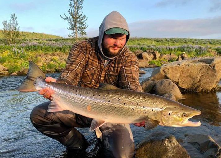 Hrafn Hauksson með 82 sm lax úr Leirvogsá í gær