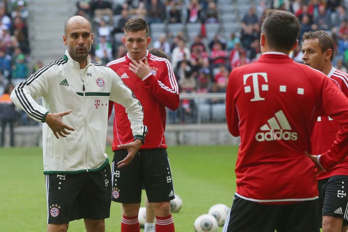 Pep Guardiola að leiðbeina leikmönnum FC Bayern.