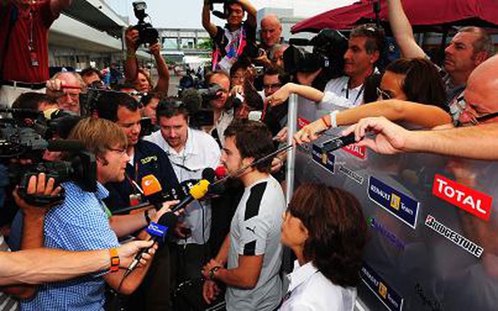 Fernando Alonso var umvafinn fjölmiðlamönnum útaf samningnum við Ferrari i dag.