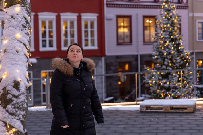 Það er oft þyngra en tárum tekur að lesa dagbókarfærslur Karitasar Nínu Viðarsdóttur í kjölfar flóttans frá Grindavík. Enda vanlíðanin mikil. Stundum sat Karitas einfaldlega frosin. Stundum grét fjölskyldan. Oft vissi hún ekki að hún væri svöng. Martraðirnar voru hverja nótt. Í dag reynir fjölskyldan að fóta sig í nýju lífi á Selfossi.