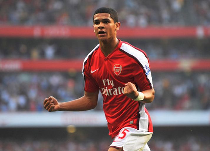 Denilson fagnar þriðja marki Arsenal í kvöld.